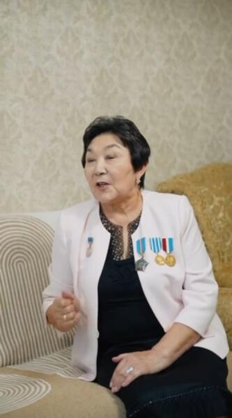 Аким ВКО поздравил ветерана педагогического труда с профессиональным праздником