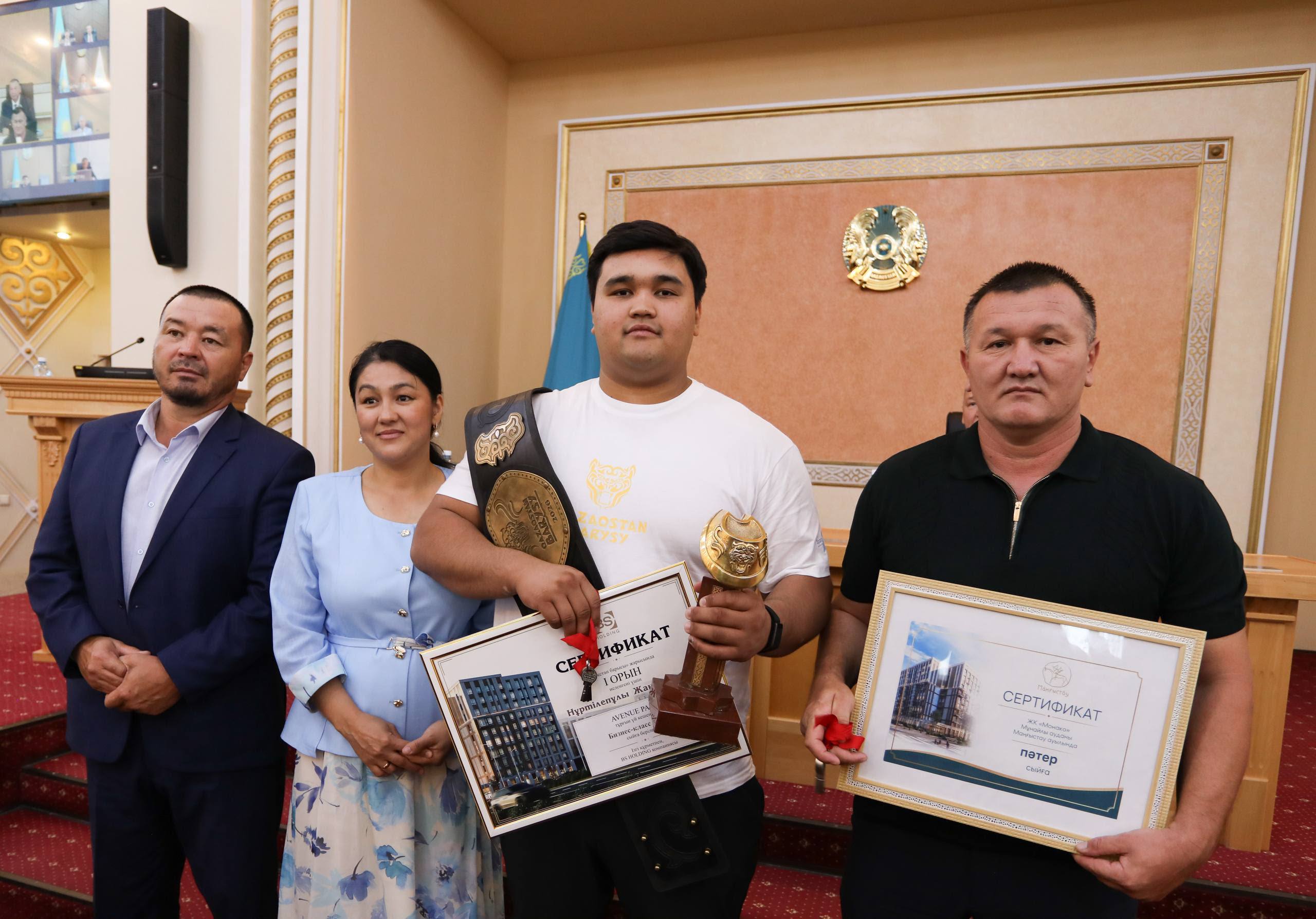 Мангистау чествует своего чемпиона: Жантілеку Нұртілепұлы и его тренеру вручили квартиры