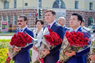 180-летие Абая: в Астане прошла церемония возложения цветов к памятнику поэта