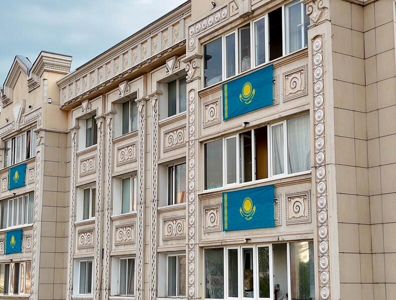 Государственные флаги украсили дома на центральных улицах Астаны