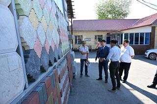 Аким города Ернат Бәзіл ознакомился с работой завода «Arlan TDK»