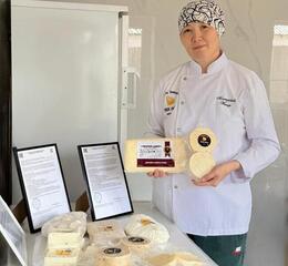 От домашней кухни до собственного бренда: многодетная мать из Шетского района создала успешное сырное производство