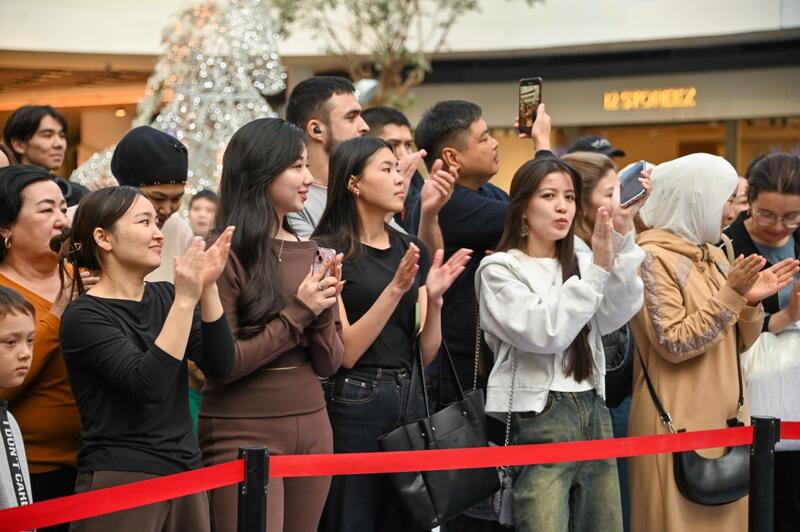 В Астане музыканты Центрального военного оркестра поздравили казахстанцев с праздником Наурыз