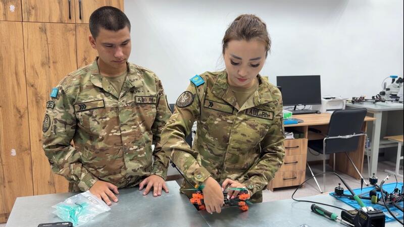 Военнослужащая Военного института Сухопутных войск осваивает сборку FPV-дронов