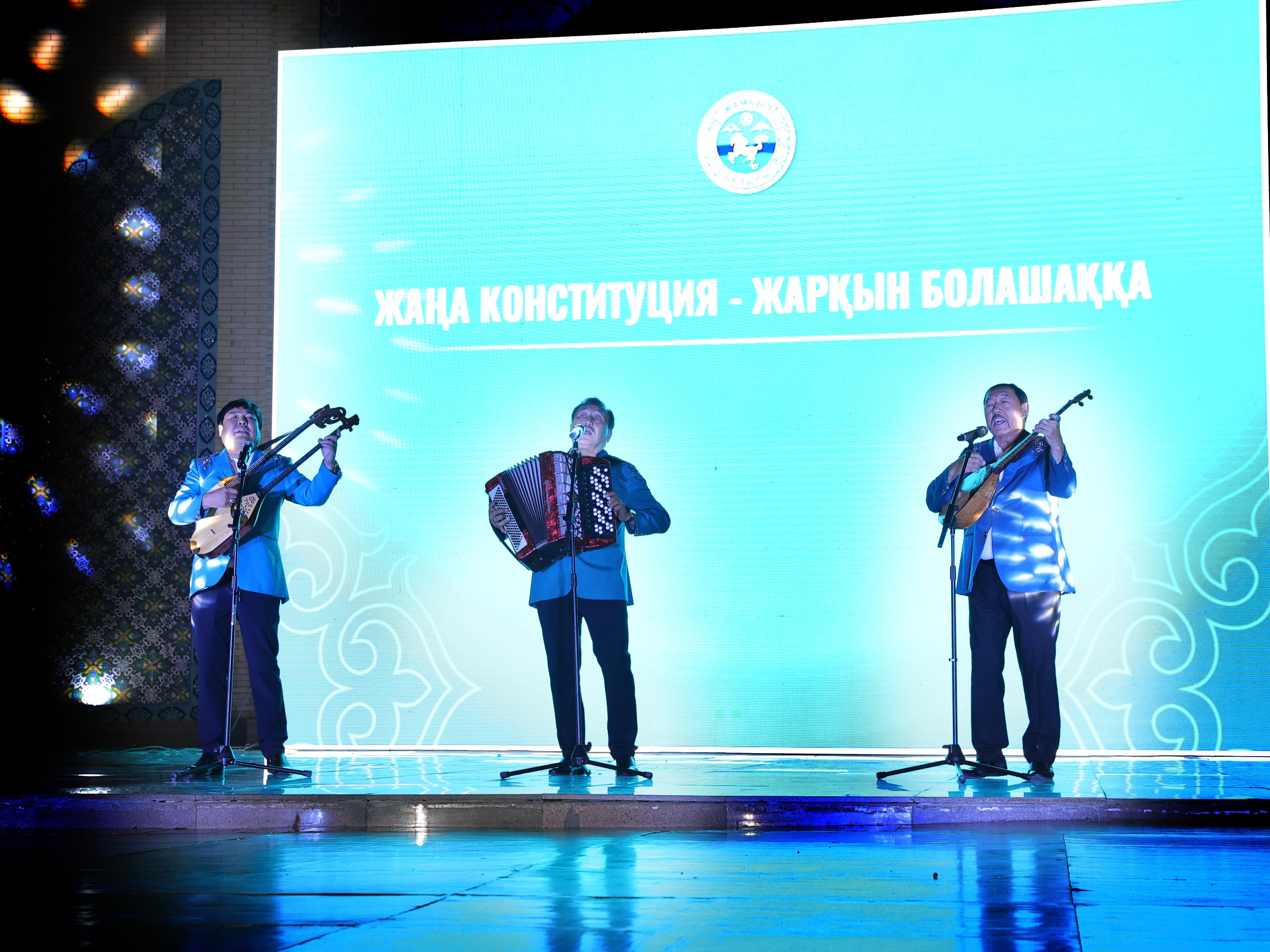 С новой Конституцией — к светлому будущему!