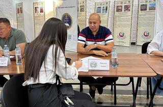 В Жетісу в рамках 30-летия Конституции населению была оказана бесплатная юридическая помощь, а подросткам вручены удостоверения личности