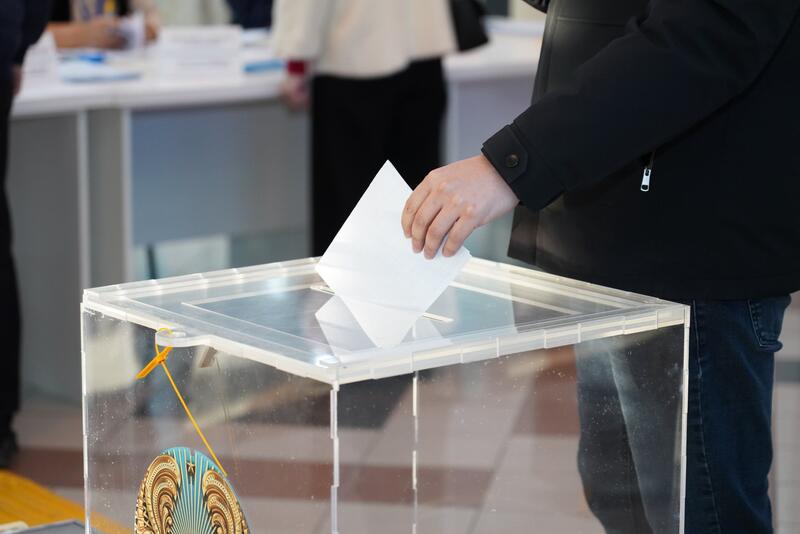 АКИМ ТУРКЕСТАНСКОЙ ОБЛАСТИ НУРАЛХАН КУШЕРОВ ПРОГОЛОСОВАЛ НА РЕФЕРЕНДУМЕ