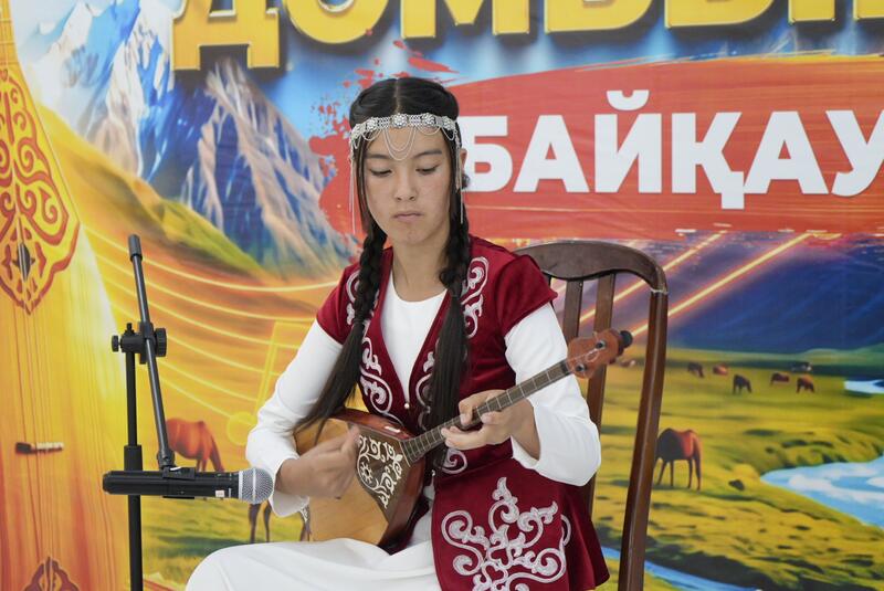Национальный день домбры: в области Жетiсу прошел конкурс юных домбристов