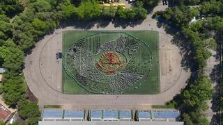 В Алматы 6500 школьников Медеуского района выстроили символ голубя мира ко Дню единства