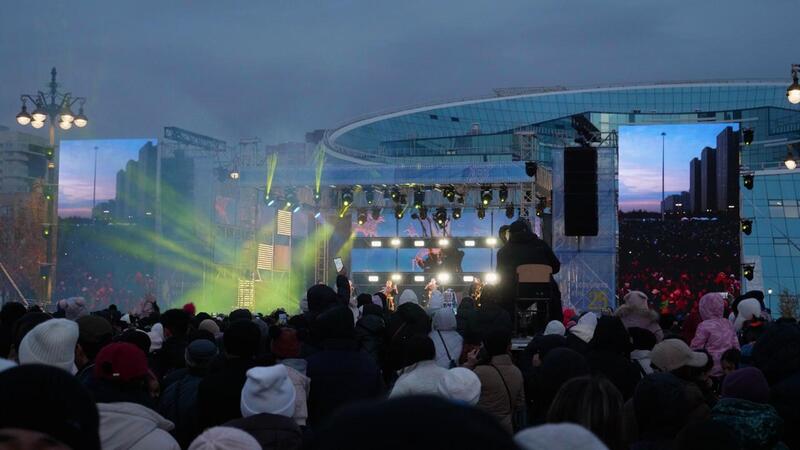 Сотни горожан собрались у монумента “Қазақ елі”: как в Астане отметили День Республики