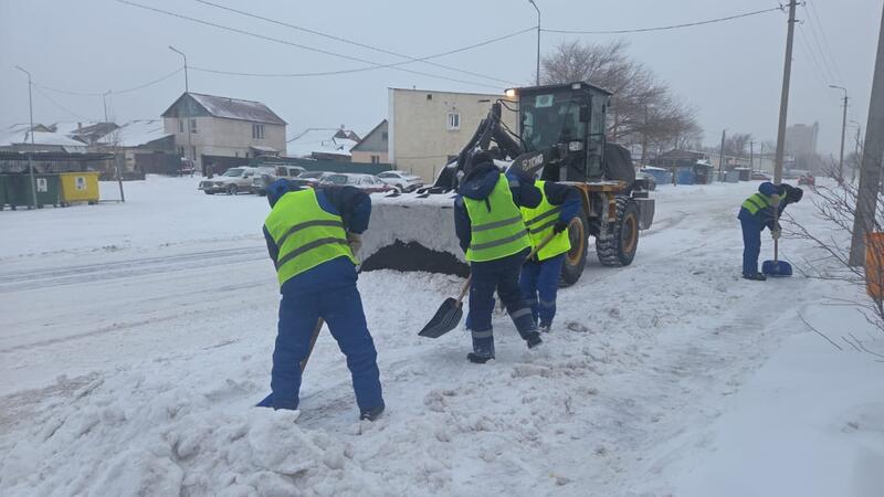 Около двух тысяч единиц спецтехники вывели на уборку снега в Астане