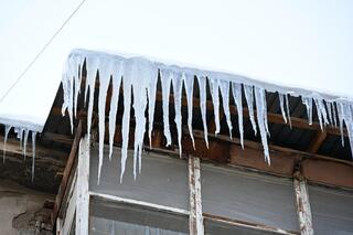 В Алматы усилен контроль за очисткой крыш жилых домов от снега