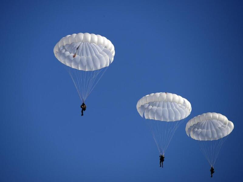 Курсанты военного института впервые выполнили учебные прыжки с парашютом