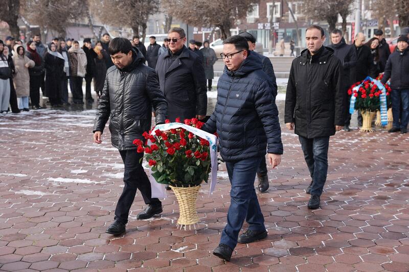 В Таразе состоялась церемония возложения цветов к памятнику Жамбылу Жабаеву