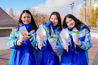 Волонтеры раздали баурсаки жителям Астаны