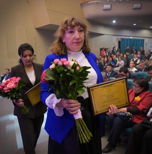 Аким Павлодарской области поздравил учителей с профессиональным праздником