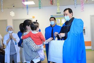 Асхат Шахаров поздравил детей с Новым годом в социальном центре и детской больнице