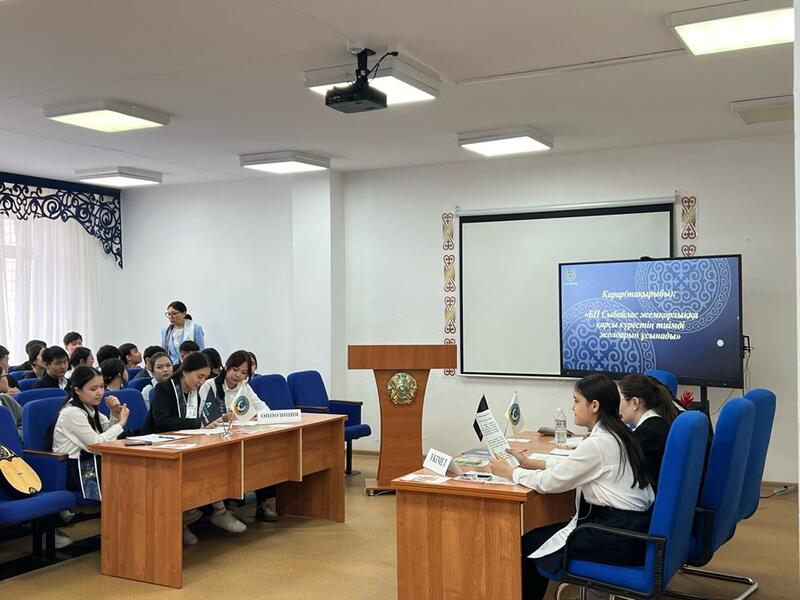 2 мая 2025 года в школе-гимназии имени Аль-Фараби состоялся дебатный турнир на тему «Партия правительства предлагает эффективные пути борьбы с коррупцией».