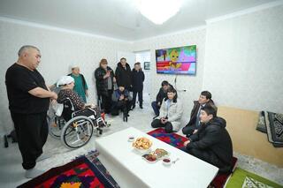 Нурдаулет Килыбай в Жанаозене навестил граждан с ограниченными возможностями и лично выслушал их обращения