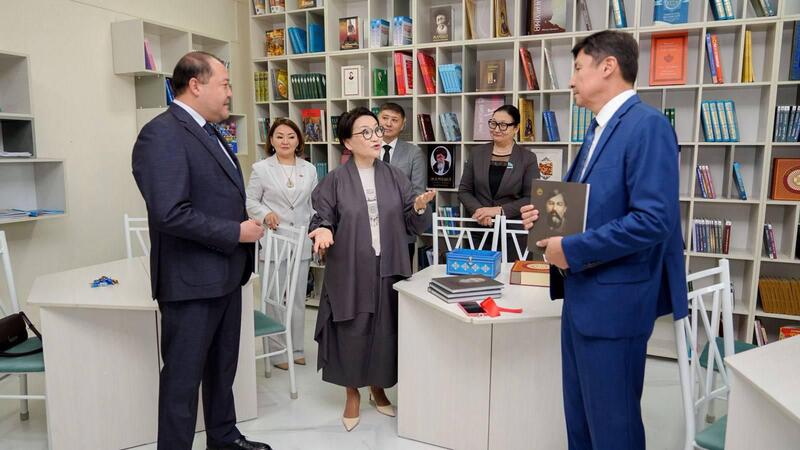 В школе Семей открылась библиотека имени Абая с фондом в 60 тысяч книг