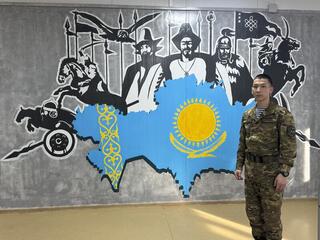 Служба в строю и искусство: матрос морской пехоты создает картины о героях истории Казахстана