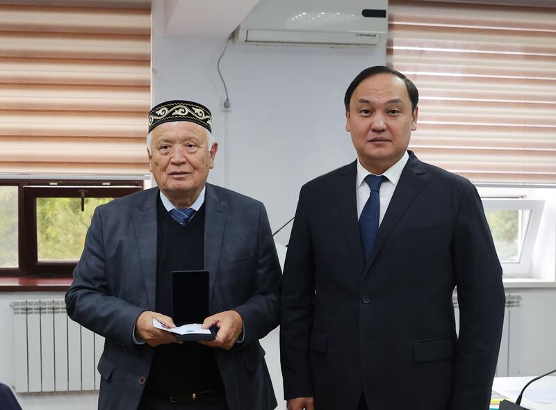 Кеңседегі эротикалық фото