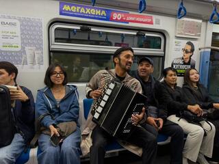 Необычный концерт в метро: артисты поздравили алматинцев с предстоящим Днем города