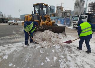 Свыше 2 800 дорожных рабочих вышли на уборку снега в Астане