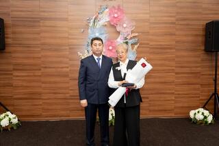 Айдарбек Сапаров отметил вклад женщин в развитие сельского хозяйства