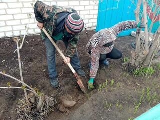 В Бескарагайском районе волонтеры провели уборку в домах ветеранов