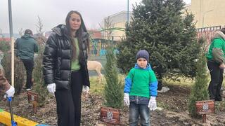 Именные деревья высадили дети с родителями в рамках экоинициативы «Таза Қазақстан» в Алматы