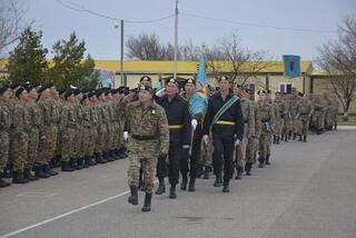В Актау более 600 морских пехотинцев простились с Боевым знаменем
