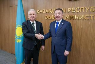 Министр юстиции Республики Казахстан Ерлан Сарсембаев встретился с Чрезвычайным и Полномочным Послом Турецкой Республики Мустафой Капуджу