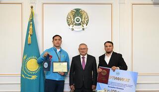 Бейбит Исабаев вручил ключи от однокомнатной квартиры призеру XXV Сурдлимпийских игр Рамазану Абдрасилу