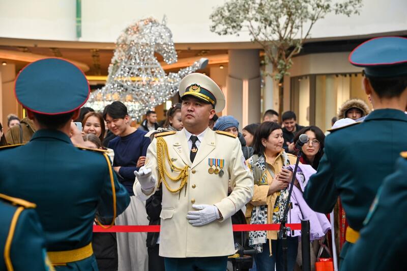 В Астане музыканты Центрального военного оркестра поздравили казахстанцев с праздником Наурыз