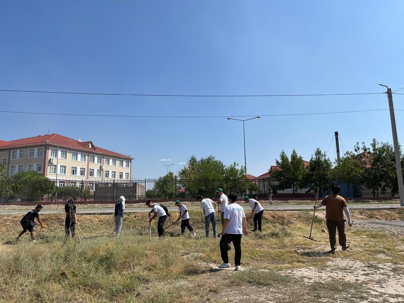 «Таза Қазақстан»: жамбылская молодежь очистила территорию детской областной больницы