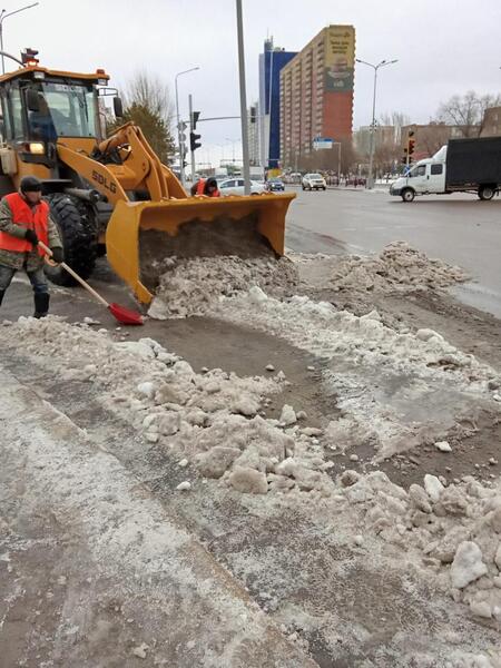 Мокрый снег и дождь: тысячи коммунальщиков заняты в снегоуборочных работах в Астане