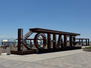 До 4 тысяч отдыхающих в день и камеры с ИИ: как поддерживается чистота на пляжах Конаева