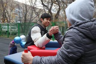 Алматы делает спорт семейным: в Алмалинском районе прошли «Весёлые старты»