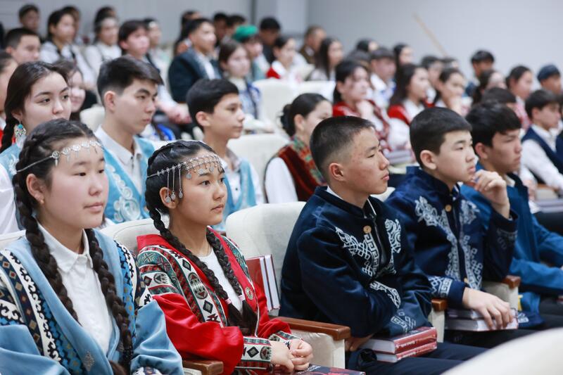 Ербол Карашукеев встретился с финалистами второго сезона «Ой шебері»