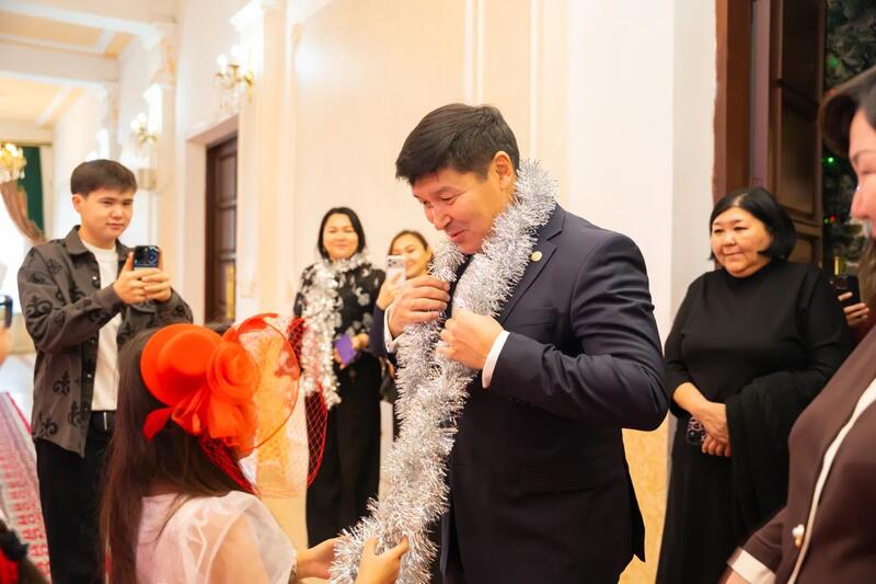 В Талдыкоргане состоялась новогодняя елка акима города, 1000 детей посетили цирковое представление