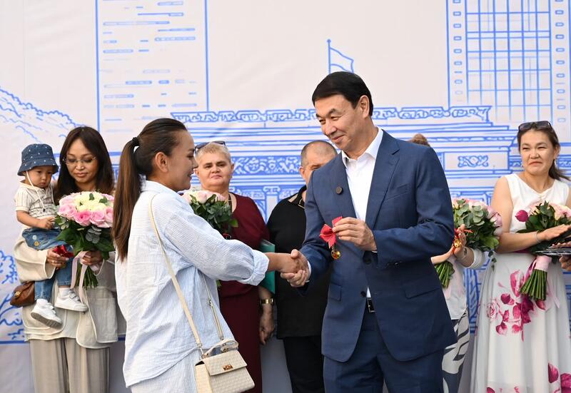 885 семей получат ключи от новых квартир в Алматы
