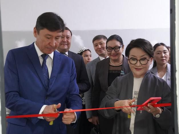 В школе Семей открылась библиотека имени Абая с фондом в 60 тысяч книг