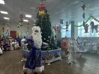 Новогодняя ёлка: праздник радости и детских улыбок