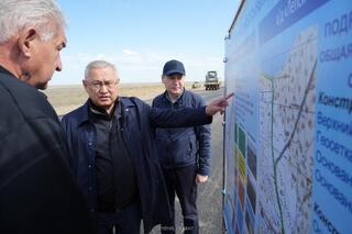 Бейбит Исабаев ознакомился со строительством дороги к озеру Балхаш и посетил объекты строительства в Аксуском районе