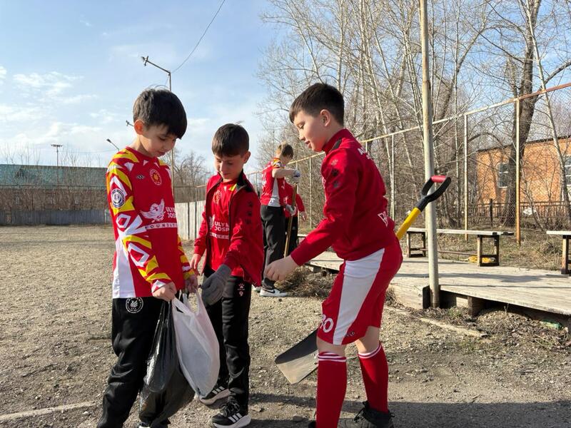 Жители Риддера на субботнике собрали более 5 тонн мусора