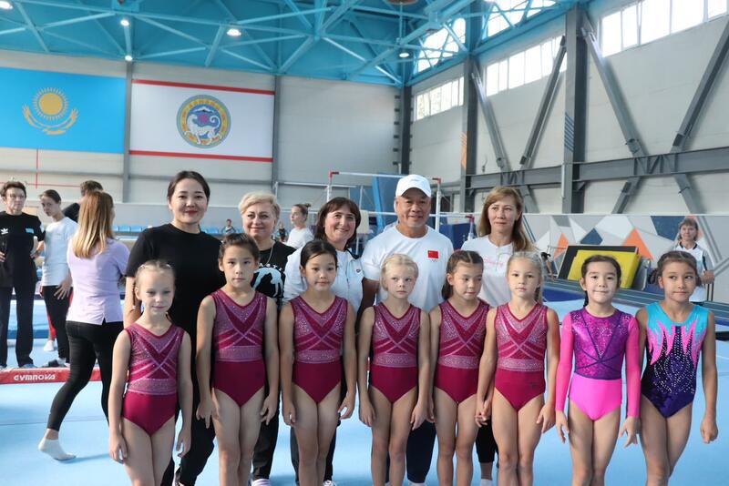 Олимпийский чемпион Ли Нин посетил спортивную школу Алматы