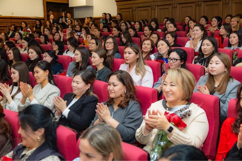 В МНЭ состоялось торжественное собрание, посвященное Международному женскому дню