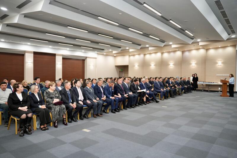 Министр энергетики отметил государственными наградами лучших работников отрасли в честь Дня Республики