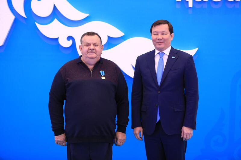 В День Республики актюбинцам вручили государственные награды